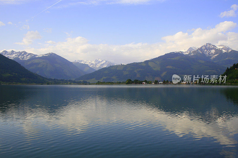 美丽的泽勒湖-泽尔am See和山脉景观，泰洛风景在奥地利萨尔茨堡土地，奥地利